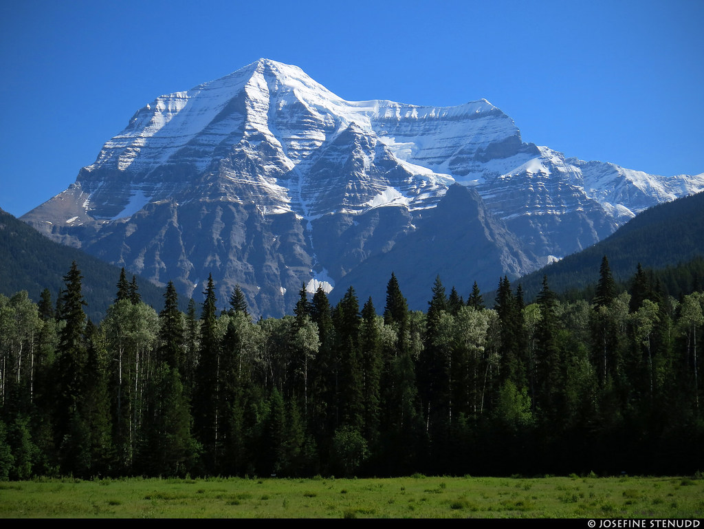 Mount Robson (3954 m) in Mount Robson Provincial Park, British Columbia, Canada